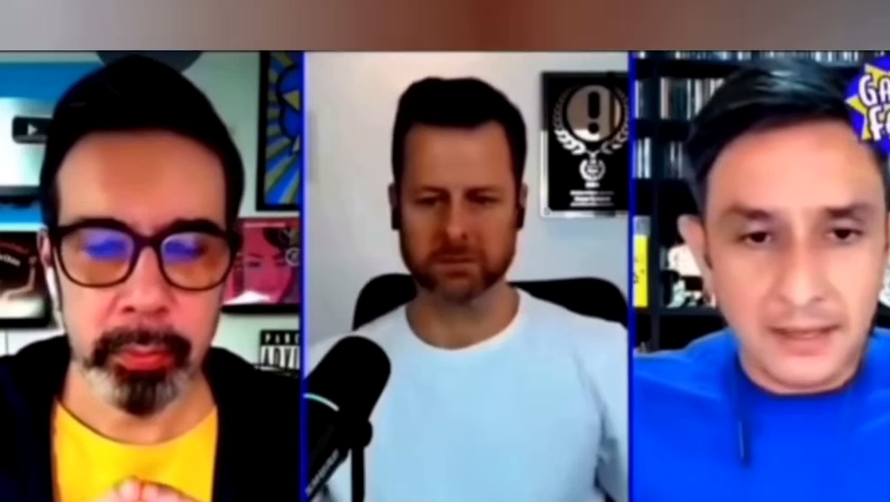 Helder Maldonado, à esquerda, fala em videochamada do canal Galãs Feios ao lado dos colegas de bancada