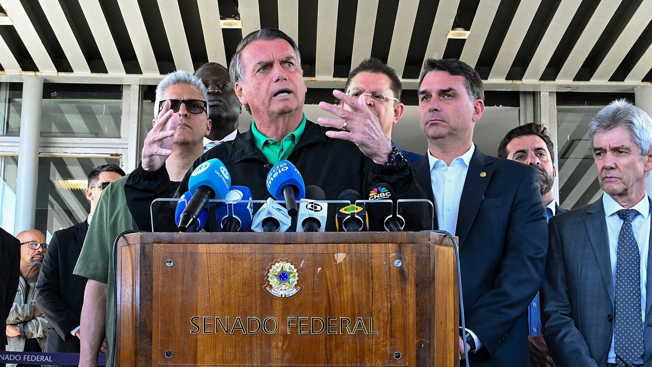 Jair Bolsonaro fala à imprensa em coletiva no Senado Federal, ao lado de Flávio Bolsonaro