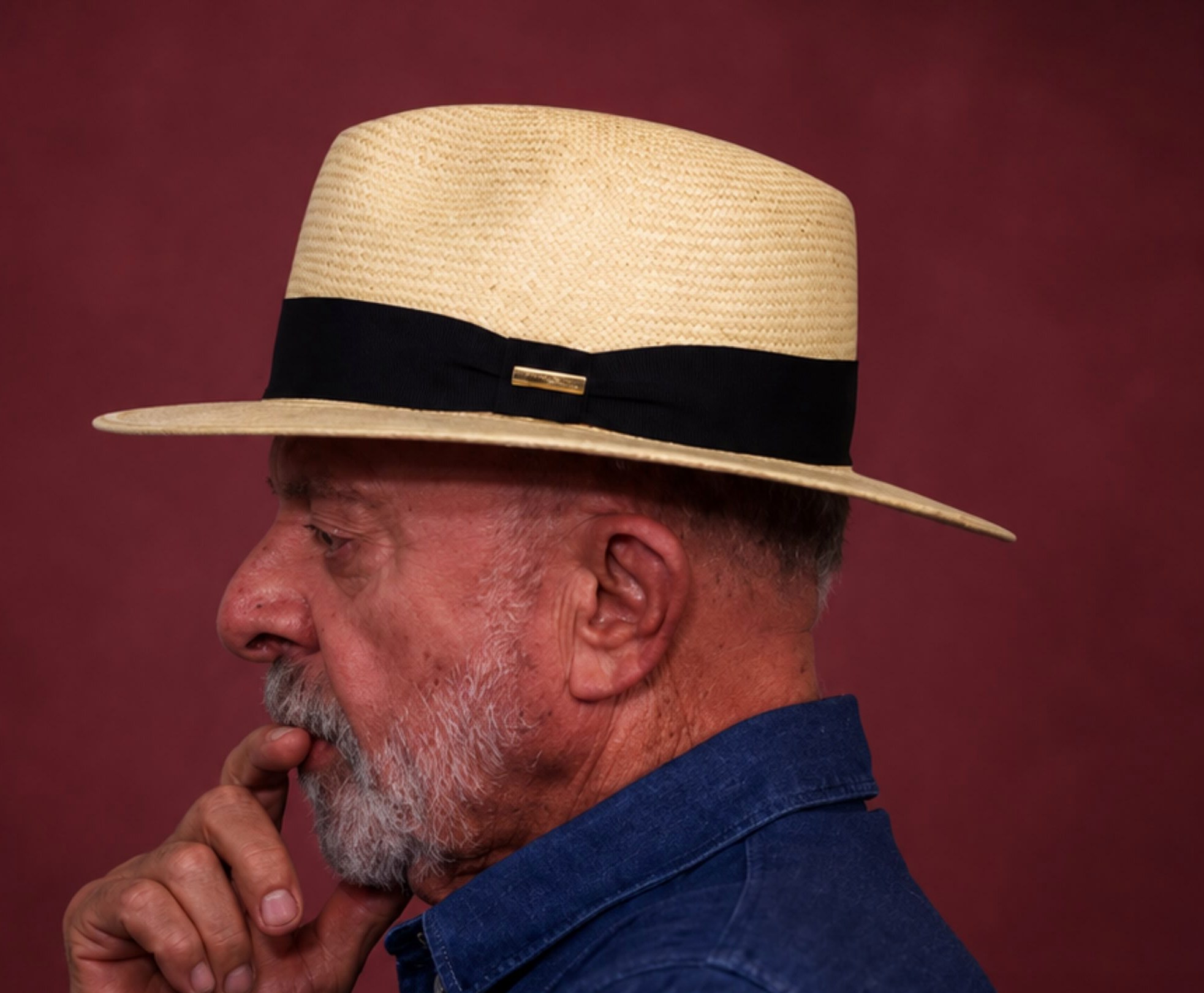 Lula de perfil com chapéu, pensativo, na foto que acompanha a análise da imprensa americana
