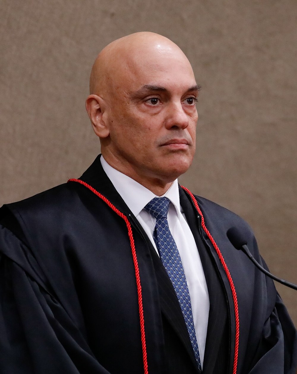 Ministro Alexandre de Moraes, do STF, de toga, em retrato oficial como presidente do TSE