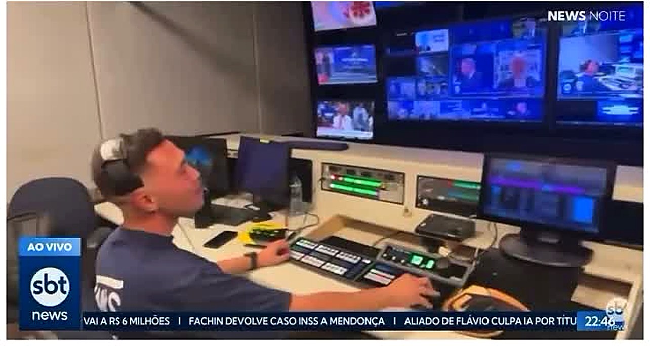 Diretor de TV Nicolas Soares, o Nicko, na mesa de corte do News Noite, no SBT News