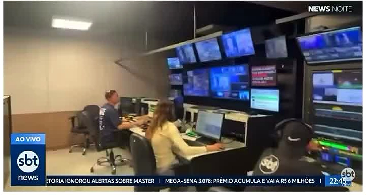 Sala de controle do SBT News durante o News Noite, com a equipe técnica trabalhando