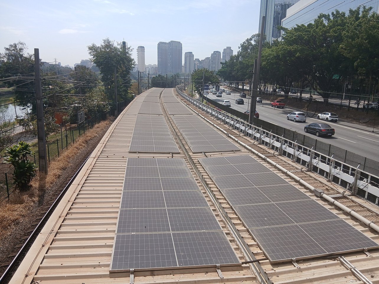 Painéis solares de geração distribuída instalados sobre telhado de estação em São Paulo