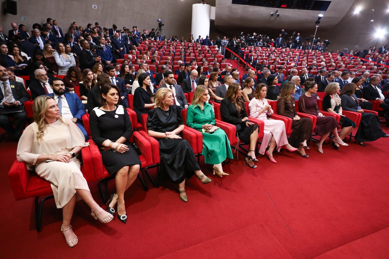 Michelle Bolsonaro sentada na primeira fila de sessão solene no Tribunal Superior Eleitoral, em Brasília, em maio de 2026
