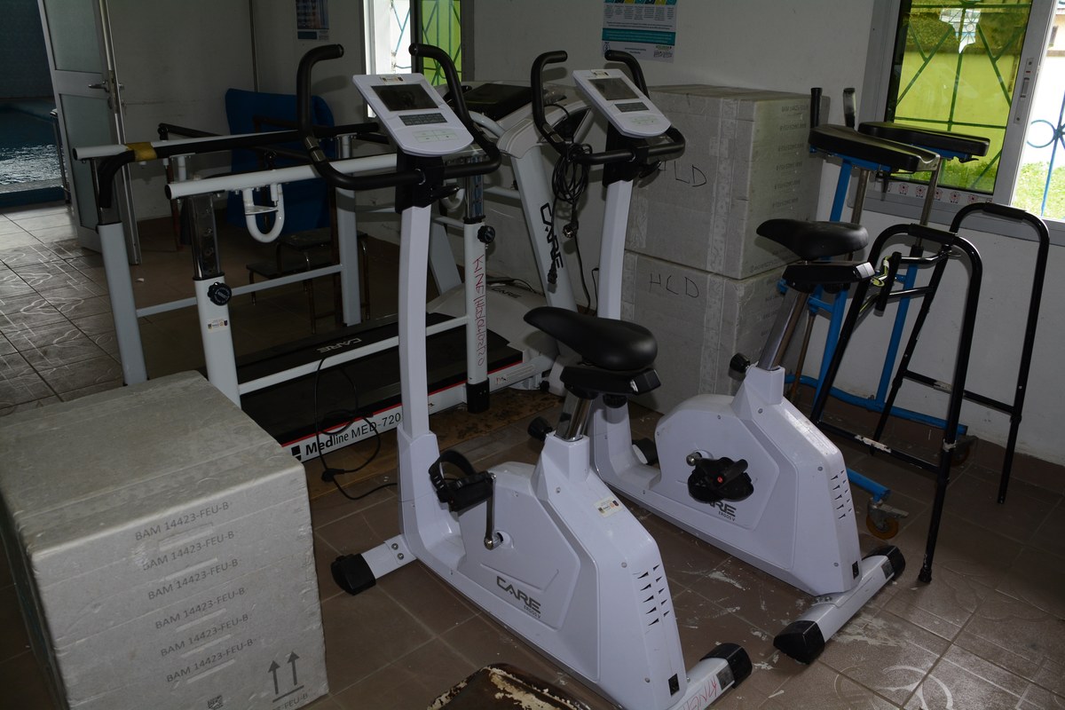 Mingau fica de pé na fisioterapia em clínica de reabilitação, e a imagem mostra aparelhos de reeducação motora em um hospital, em foto ilustrativa sobre o tratamento de reabilitação