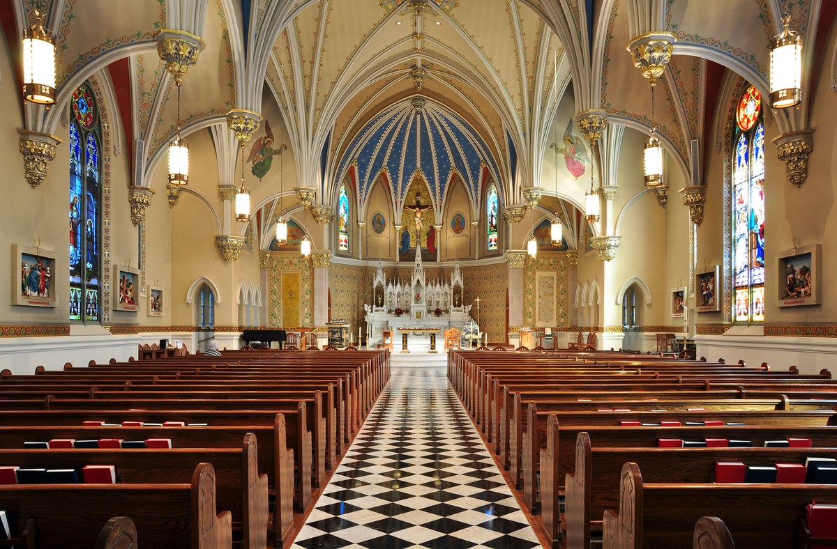 ministério LGBT de James Martin publica Confiteor LGBTQ, e a imagem mostra o interior de uma igreja católica, ambiente da missa onde o Confiteor tradicional é rezado pelos fiéis