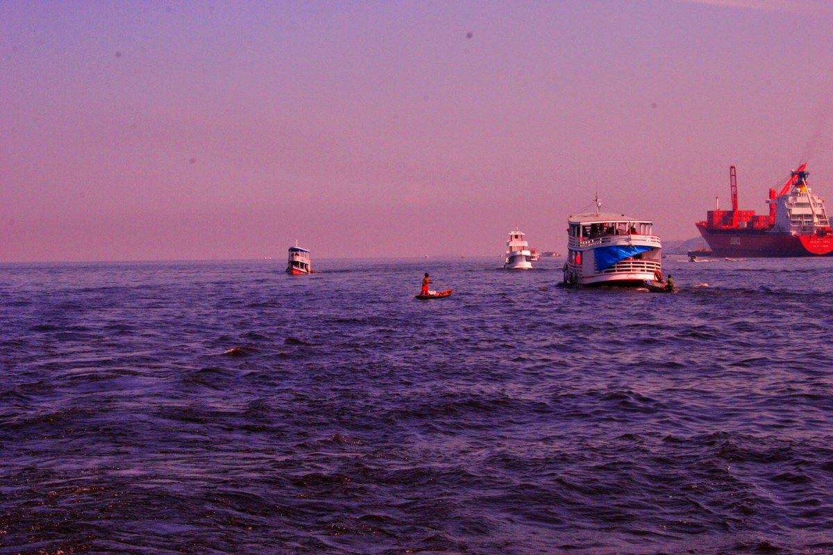 Missão Puraquê leva saúde e evangelização a ribeirinhos, e a imagem mostra um barco no Rio Negro, em Manaus, meio de transporte essencial para alcançar as comunidades ribeirinhas da Amazônia