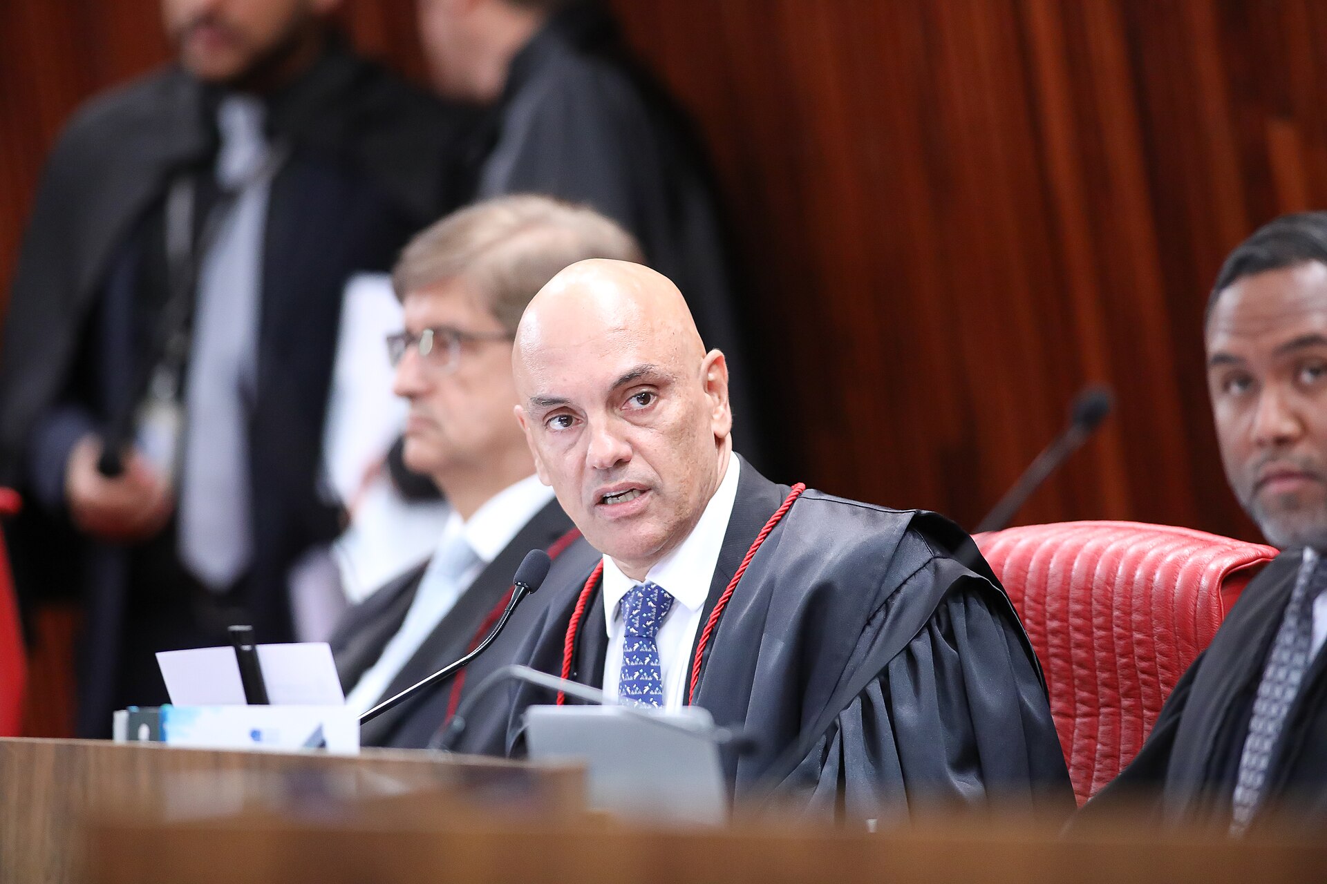 Ministro Alexandre de Moraes, relator do inquérito que apura o caso do passaporte de Flávio Bolsonaro, em sessão do TSE