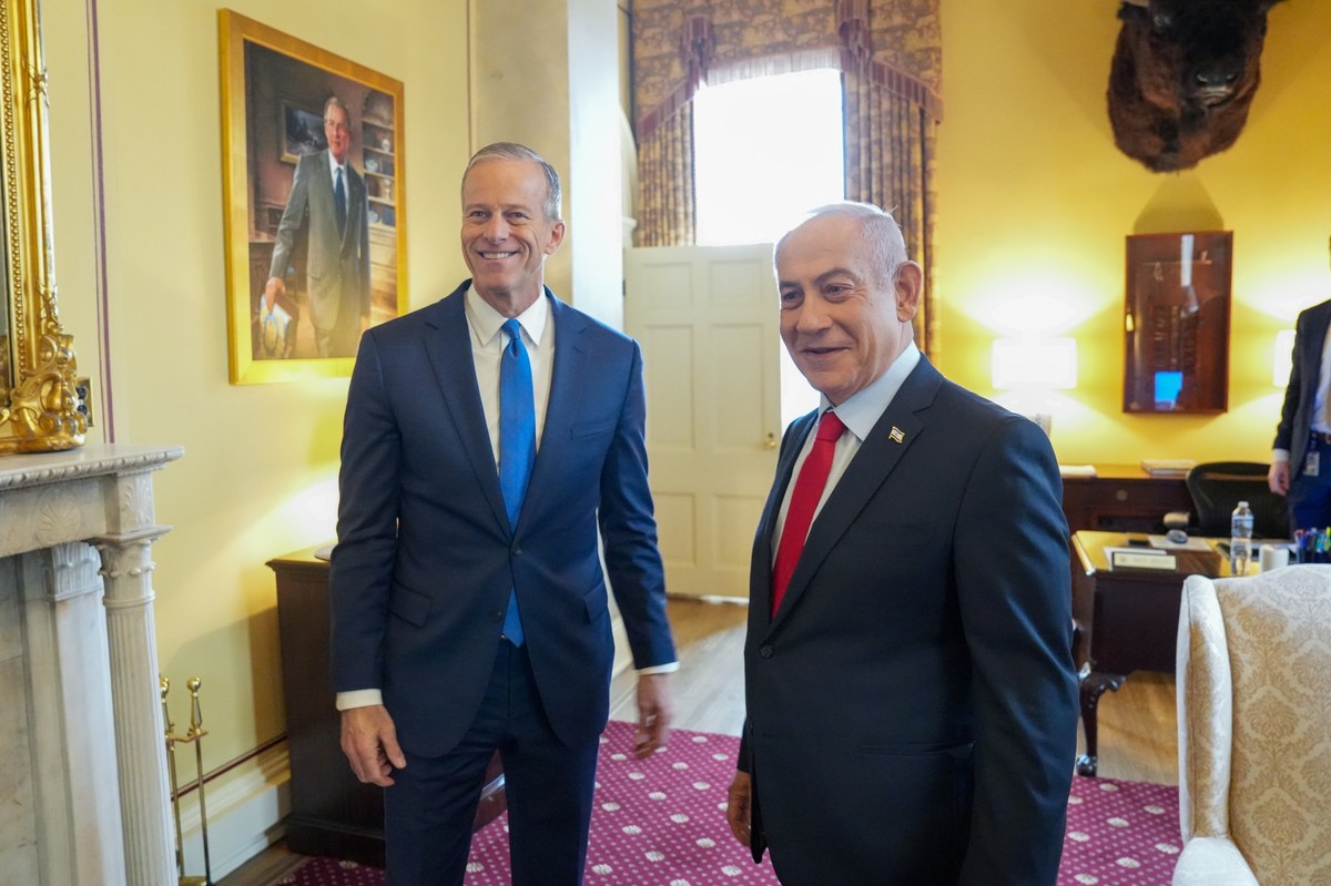 Netanyahu reivindica maioria decisiva em Israel após a votação, e a imagem mostra Benjamin Netanyahu em encontro no Capitólio americano em 2025