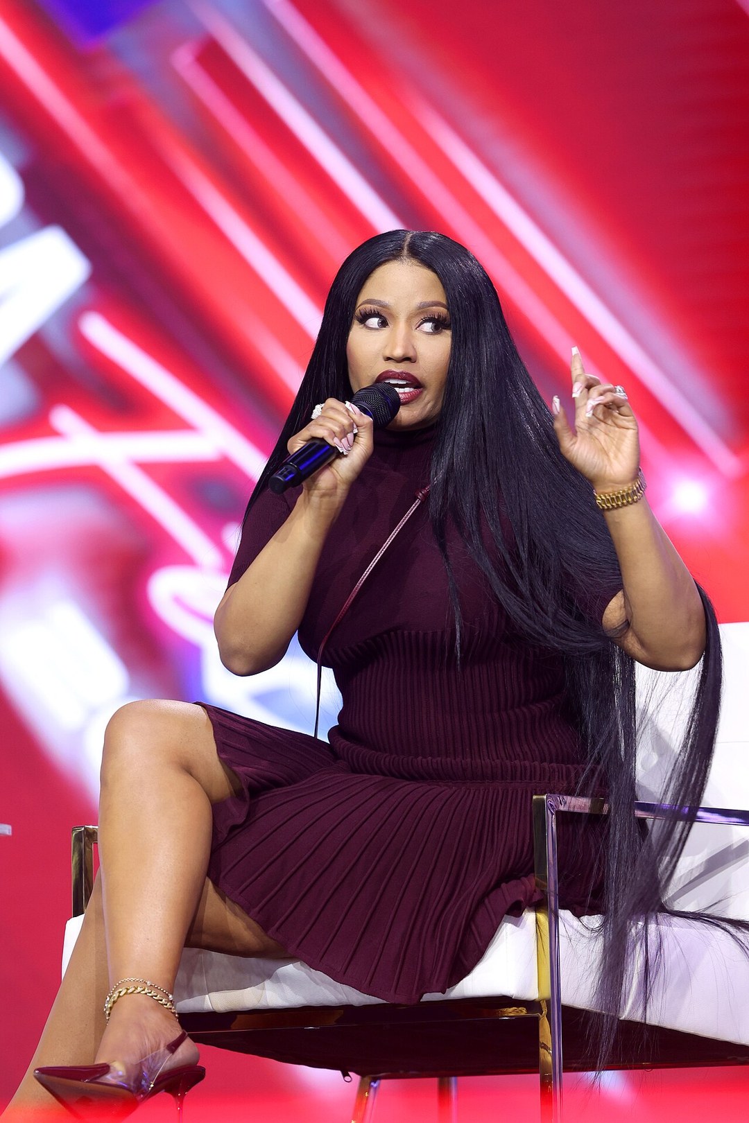 Nicki Minaj fala ao microfone durante participação em evento público nos Estados Unidos, em foto de arquivo