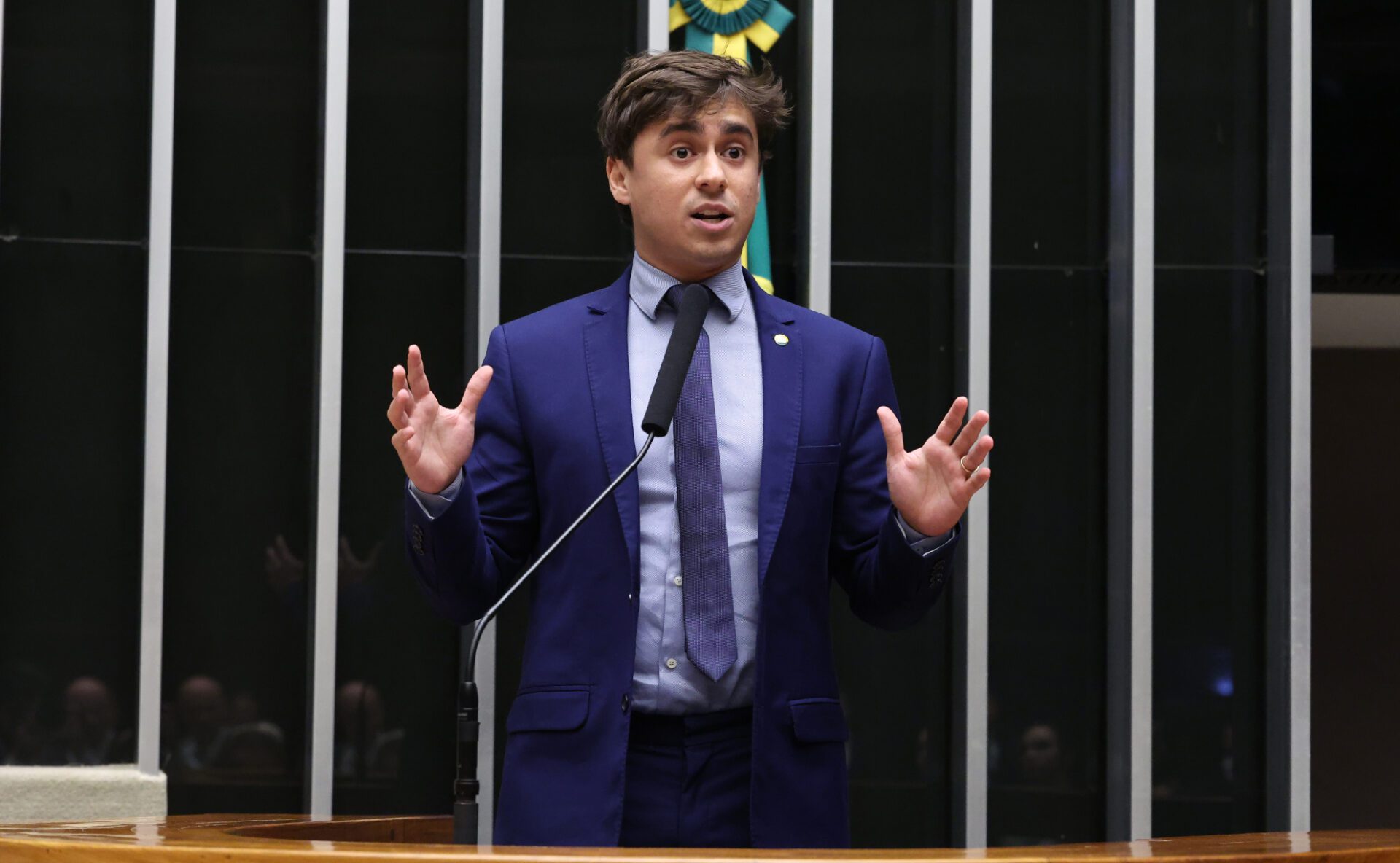Deputado federal Nikolas Ferreira falando ao microfone na Câmara dos Deputados