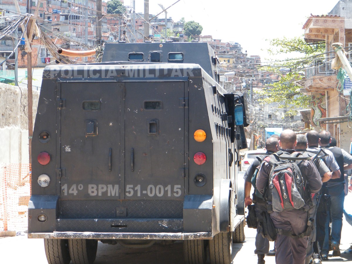 Blindado da Polícia Militar durante operação no Complexo do Alemão, no Rio de Janeiro