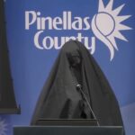 Mulher de burca no púlpito enquanto oração islâmica interrompe reunião do condado de Pinellas, na Flórida
