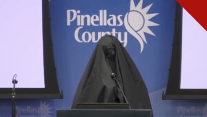 Mulher de burca no púlpito enquanto oração islâmica interrompe reunião do condado de Pinellas, na Flórida