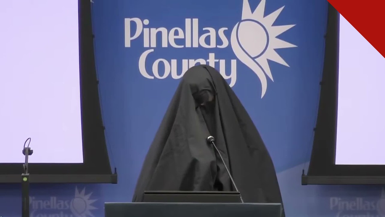 Mulher de burca no púlpito enquanto oração islâmica interrompe reunião do condado de Pinellas, na Flórida