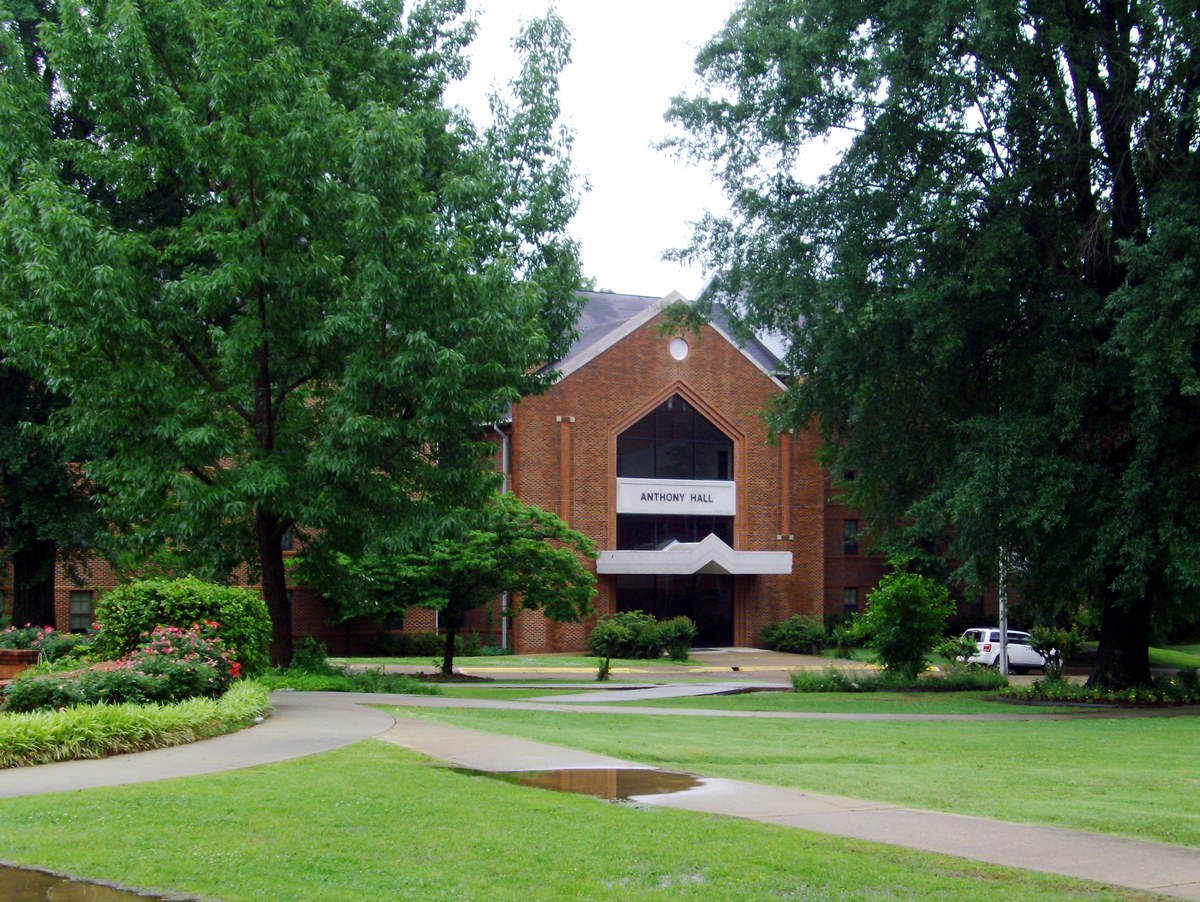 Ouachita Baptist exige declaração de fé de professores, e a imagem mostra o Anthony Hall, prédio do campus da Ouachita Baptist University, em Arkadelphia