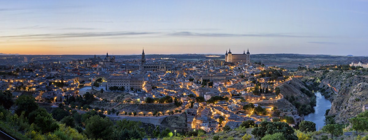 padre acompanha feridos da colisão de trens na Espanha, e a imagem mostra a cidade de Toledo ao entardecer, na Espanha, arquidiocese que enviou o padre José Miguel Fernández ao local