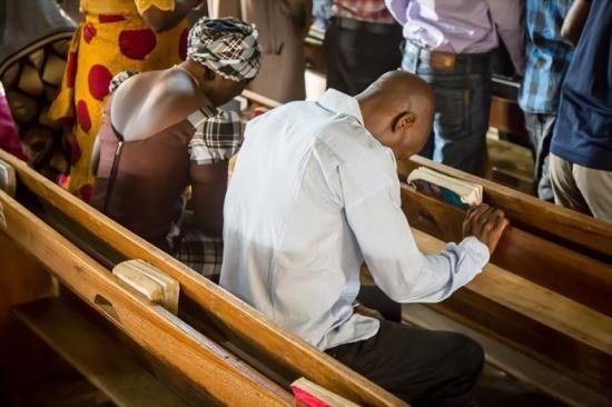 Fiéis em oração dentro de uma igreja na Nigéria durante um culto