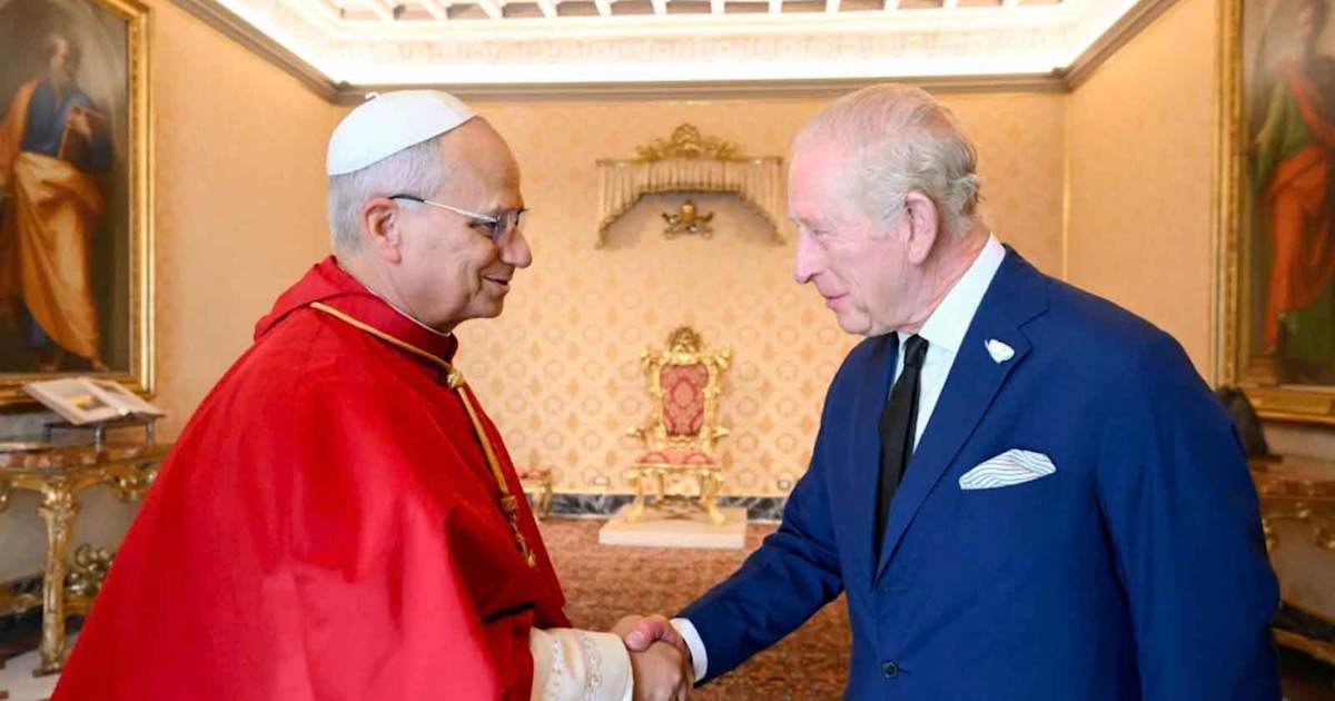 Papa cumprimentando um monarca britânico durante visita oficial ao Vaticano