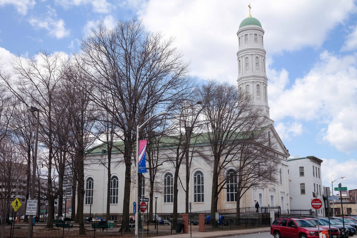Papa Leão XIV apoia cúpula inter-religiosa sobre imigração, e a imagem mostra a Igreja de São Vicente de Paulo, em Baltimore, em referência às comunidades de fé que atendem imigrantes nos Estados Unidos