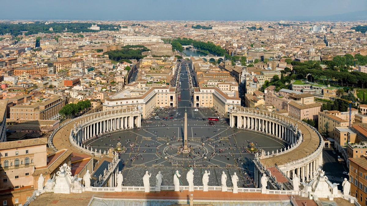 Papa Leão XIV diz que inteligência artificial nunca será pessoa, e a imagem mostra a Praça de São Pedro, no Vaticano, onde a conferência sobre o futuro da inteligência artificial reuniu cientistas e a comissão vaticana do tema