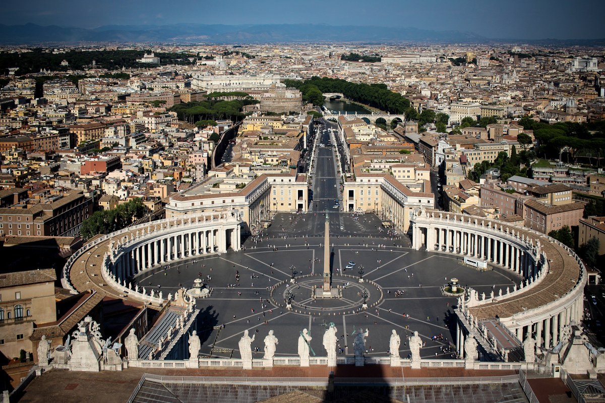 Papa Leão XIV pede cédula pelo correio para as eleições em Illinois, e a imagem mostra uma vista aérea do Vaticano e da Praça de São Pedro, em foto de arquivo
