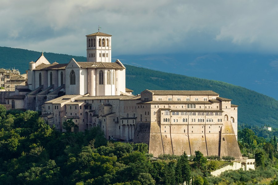Papa Leão XIV rejeita guerra santa é a mensagem pelos 40 anos do encontro de Assis, e a imagem mostra a Basílica de São Francisco de Assis, na Itália