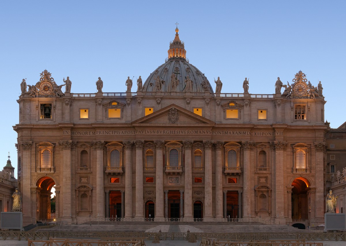 Papa Leão XIV vai se reunir com vítimas de abuso na viagem à América Latina, e a imagem mostra a Basílica de São Pedro, no Vaticano, ao entardecer