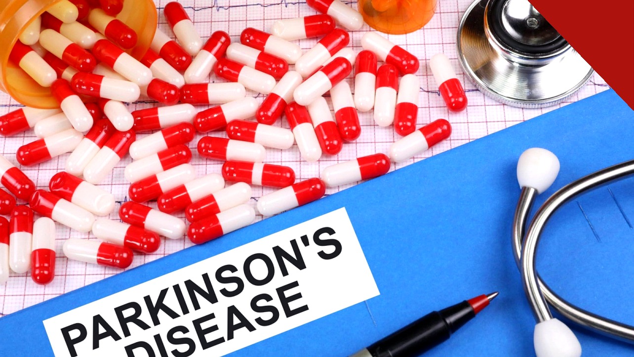Comprimidos e estetoscópio sobre mesa com etiqueta Parkinson's Disease