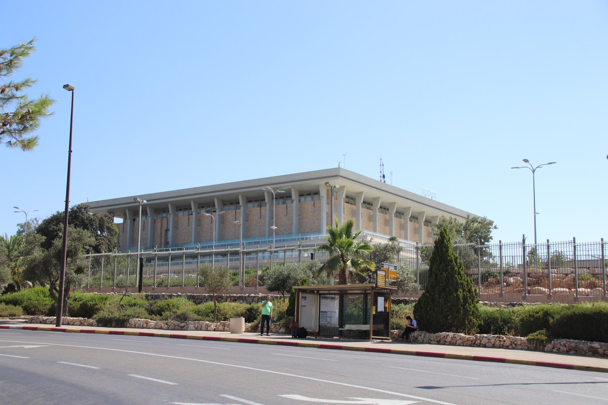 partido de Netanyahu conquista 53 cadeiras, e a imagem mostra o edifício do Knesset, o Parlamento de Israel, em Jerusalém, casa que terá sua composição definida pelos resultados finais