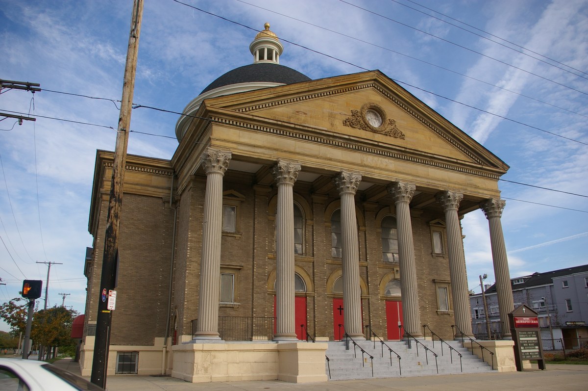 pastor de Ohio defende ter duas esposas, e a imagem mostra a fachada de uma igreja histórica em Cleveland, cidade da região onde fica a LifeWorks Church, em Ohio