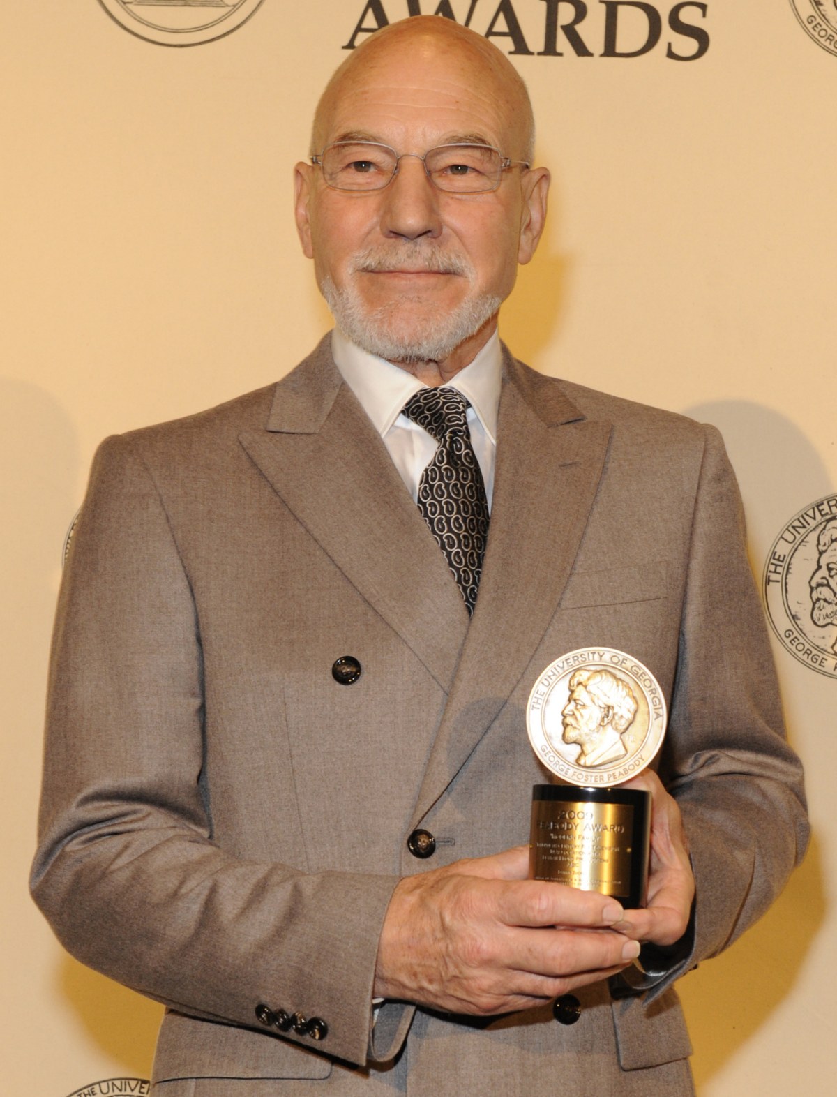 Patrick Stewart morre aos 86 anos, e a imagem mostra Patrick Stewart em 2012, em outro período da carreira do ator britânico de Star Trek e X-Men