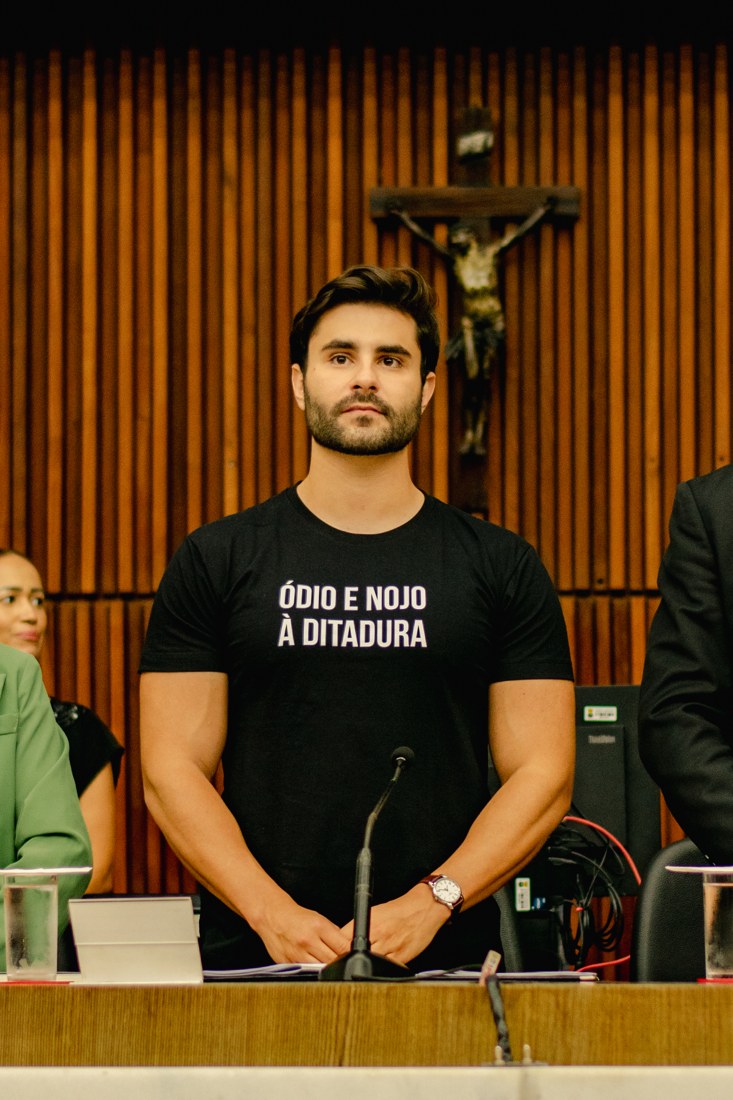 Pedro Rousseff falando ao microfone, vereador de Belo Horizonte e deputado federal eleito que pediu a apreensão do passaporte de Nikolas Ferreira