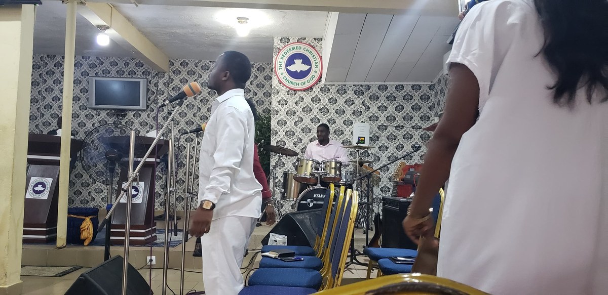 pesquisa Lifeway revela 25 hábitos do discipulado, e a imagem mostra uma congregação em momento de louvor durante culto em igreja, em foto de arquivo