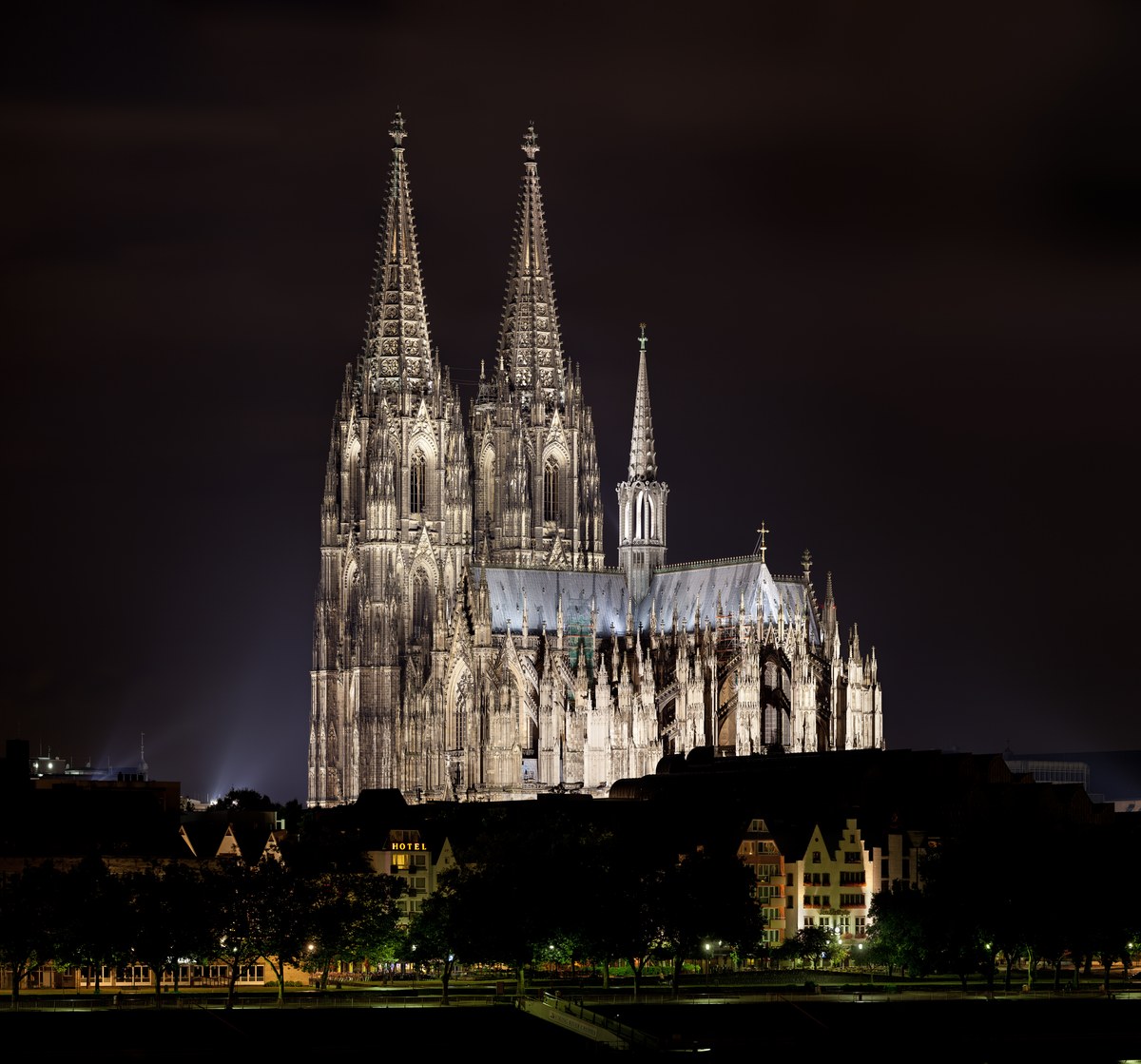 pesquisa revela apoio à união de igrejas na Alemanha entre protestantes e católicos, e a imagem mostra a Catedral de Colônia à noite, um dos templos mais conhecidos do país onde o debate ecumênico avança