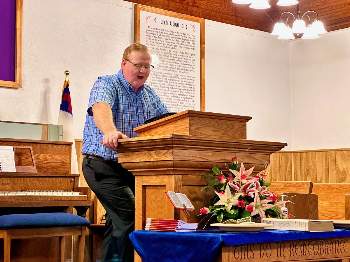 pesquisa revela desafios na saúde mental de obreiros, e a imagem mostra um pastor pregando em uma igreja cristã nos Estados Unidos, em referência aos pastores e líderes ouvidos pelo estudo sobre saúde mental em Singapura