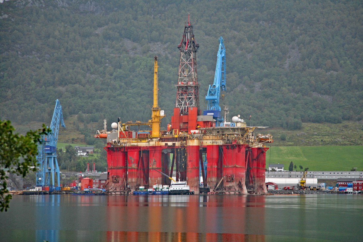 Petrobras anuncia terceira descoberta no Amapá na Margem Equatorial, e a imagem mostra uma plataforma de petróleo em alto mar em foto ilustrativa de arquivo sobre exploração offshore