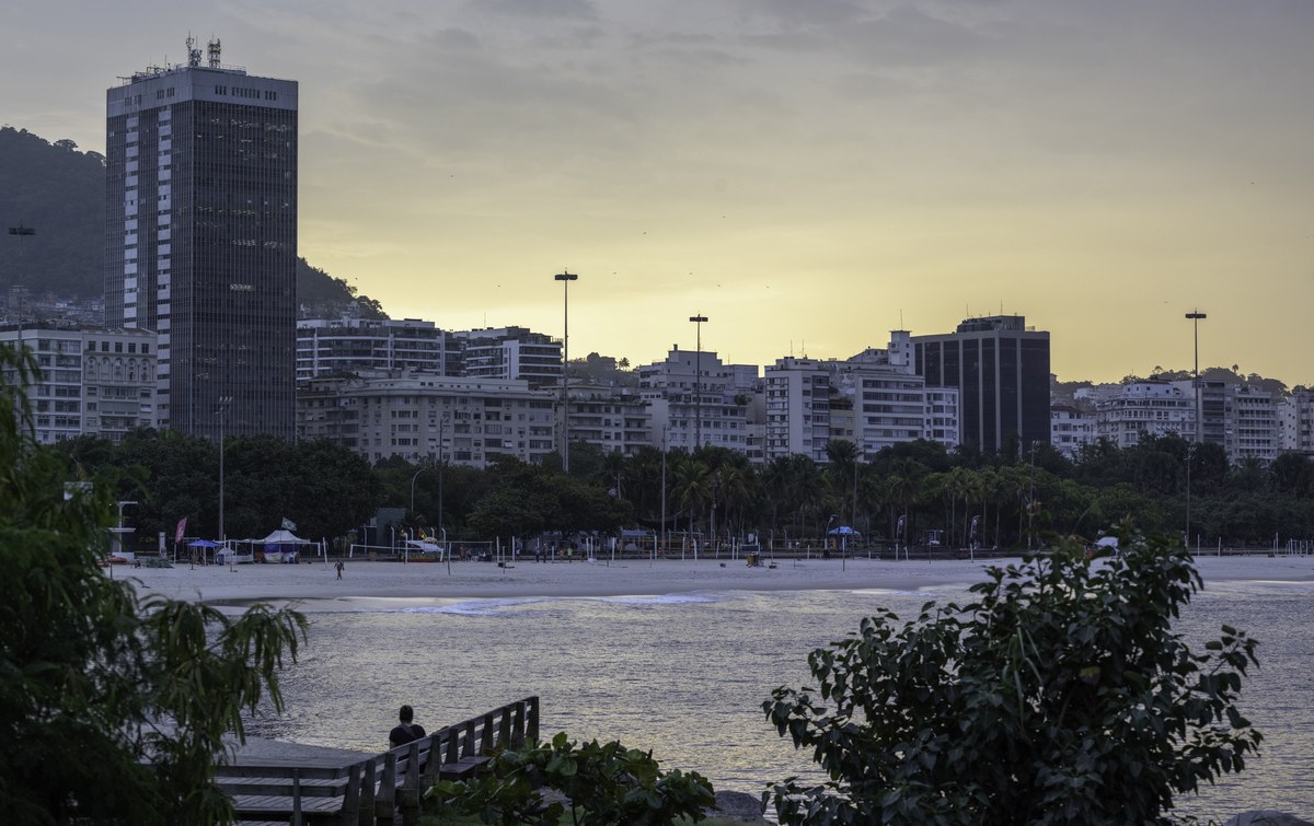 PF apura lavagem de dinheiro para pastor no Rio, e a imagem mostra a Baía de Botafogo e o skyline do Rio de Janeiro ao entardecer