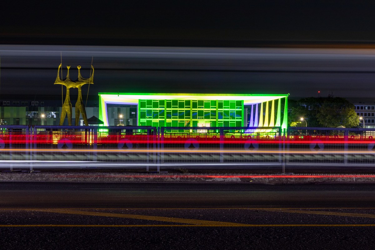 Fachada do Supremo Tribunal Federal, em Brasília, com a estátua da Justiça em primeiro plano