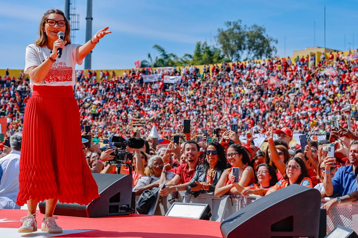 Multidão em ato de campanha de Lula em 2026, com apoiadores reunidos em grande evento eleitoral