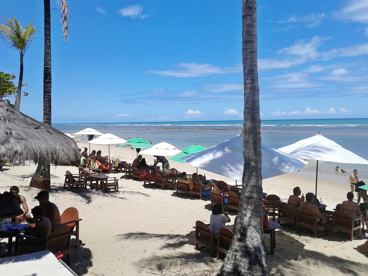 policial civil mata amigo em Arraial d'Ajuda, e a imagem mostra a vista da Praia do Mucugê, em Arraial d'Ajuda, distrito de Porto Seguro, na Bahia, região onde fica o residencial Alto da Pitinga