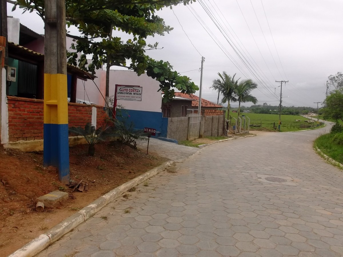 professor é demitido em Navegantes após maquiar meninos, e a imagem mostra uma vista de rua da cidade de Navegantes, em Santa Catarina