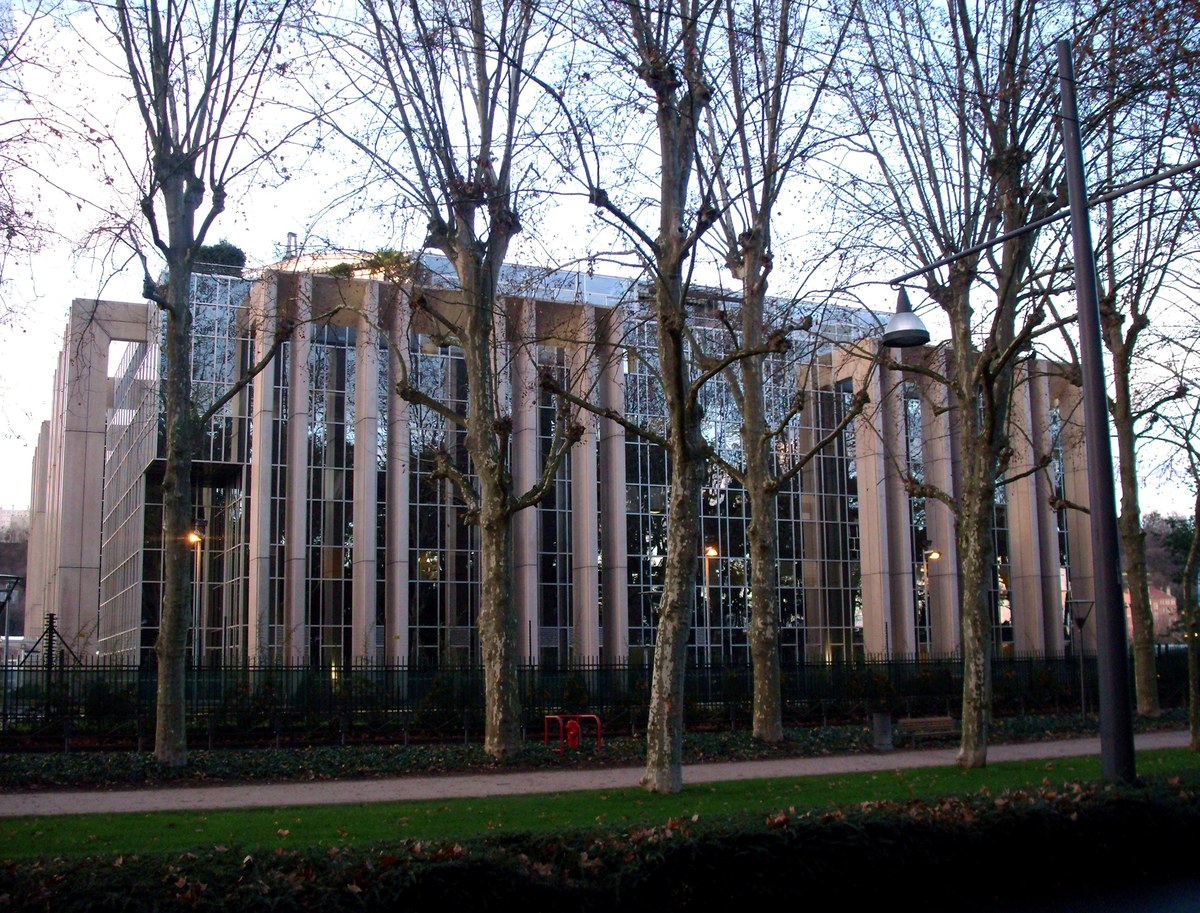PT pede prisão preventiva de Flávio Bolsonaro ao STF, e a imagem mostra a sede da Interpol em Lyon, na França, órgão da difusão vermelha citada na petição
