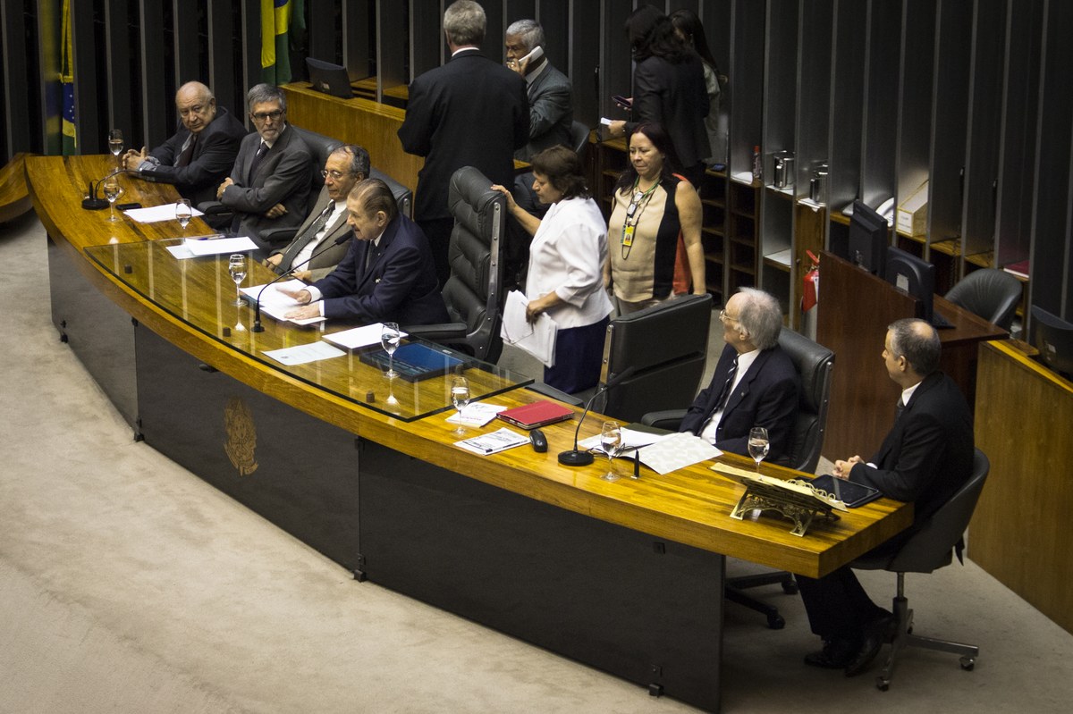 PT quer prisão de até 6 anos por discriminação política com projeto apresentado na Câmara, e a imagem mostra uma sessão solene na Câmara dos Deputados, em Brasília, em foto de arquivo
