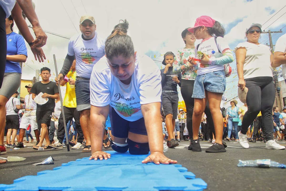 Devotos acompanhando a Imagem Peregrina de Nossa Senhora de Nazaré pelas ruas de Belém durante a procissão do Recírio