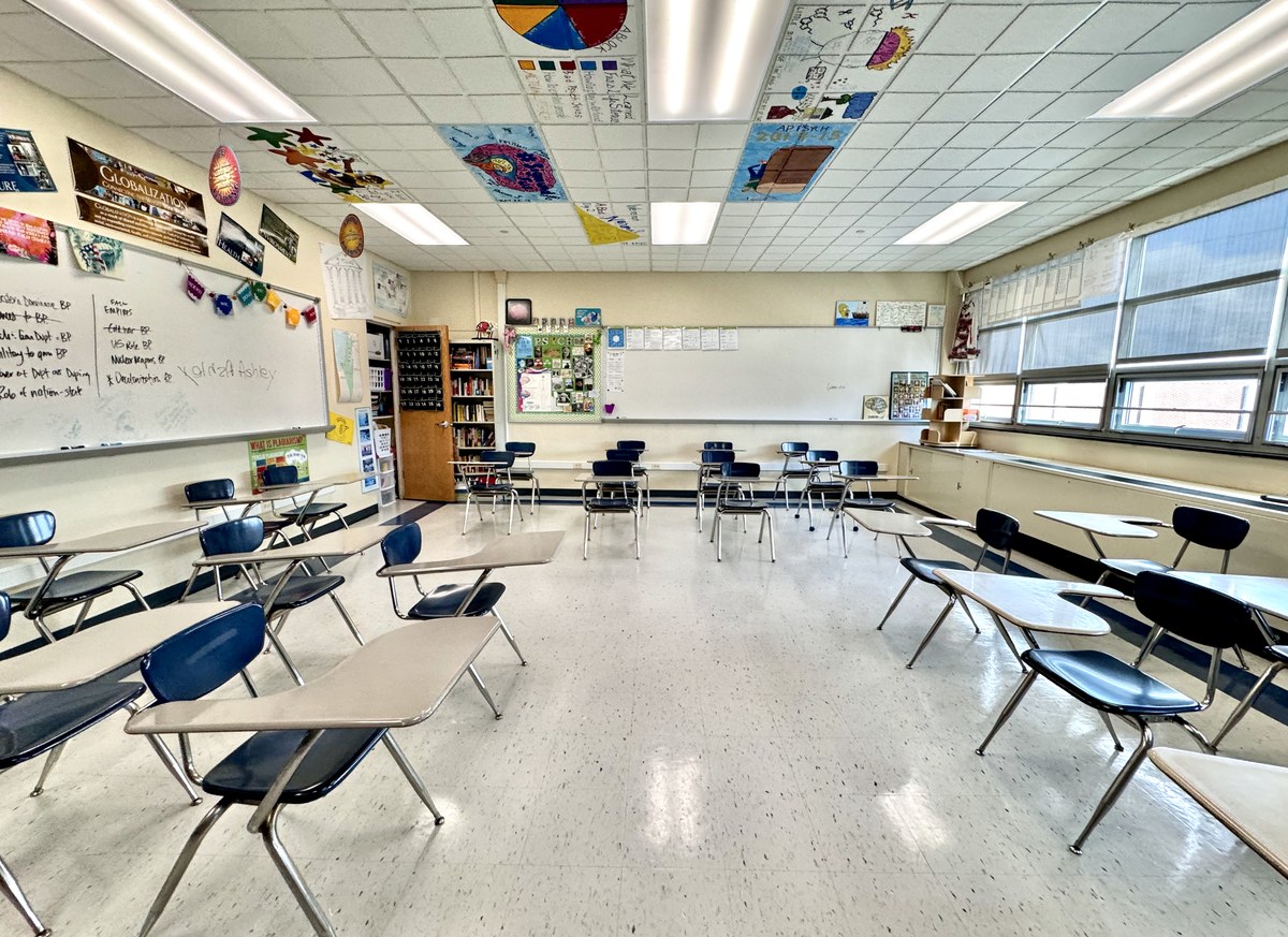 rede de bolsas para escolas cristãs é lançada nos Estados Unidos, e a imagem mostra uma sala de aula da Springfield Township High School, na Pensilvânia, com carteiras e quadro, em foto de arquivo, em referência às escolas que poderão receber alunos bolsistas