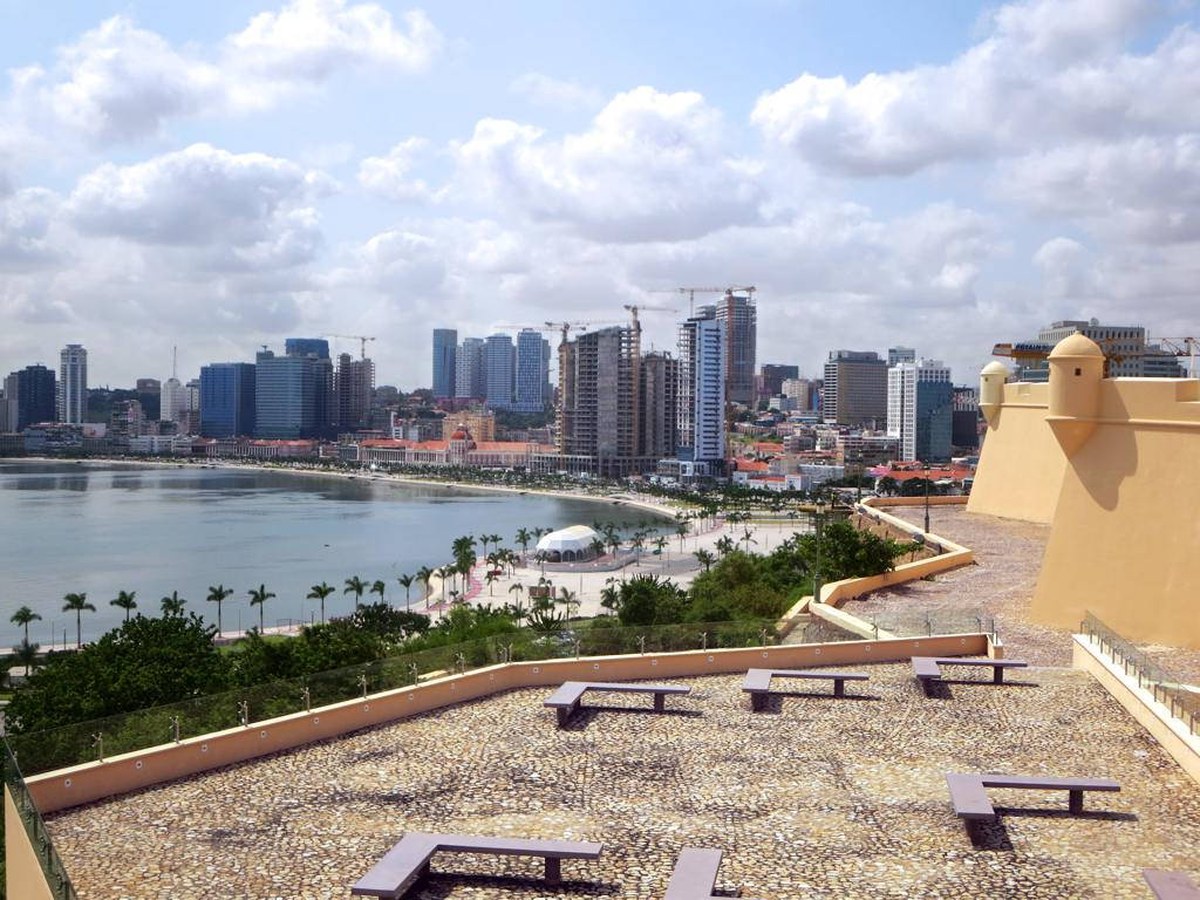 regras de registro de igrejas em Angola e o reconhecimento das comunidades cristãs, e a imagem mostra a vista da cidade de Luanda, capital de Angola