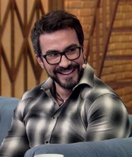 relato de Padre Fábio de Melo volta a repercutir nas redes, e a imagem mostra o Padre Fábio de Melo em retrato de 2019, de camisa escura