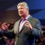 Pastor Robert Morris pregando