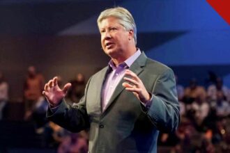Pastor Robert Morris pregando